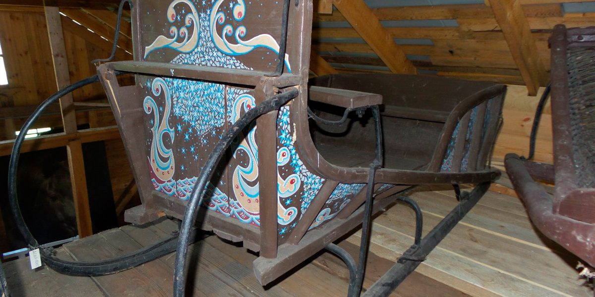 Сани коричневые с росписью для киносъемок