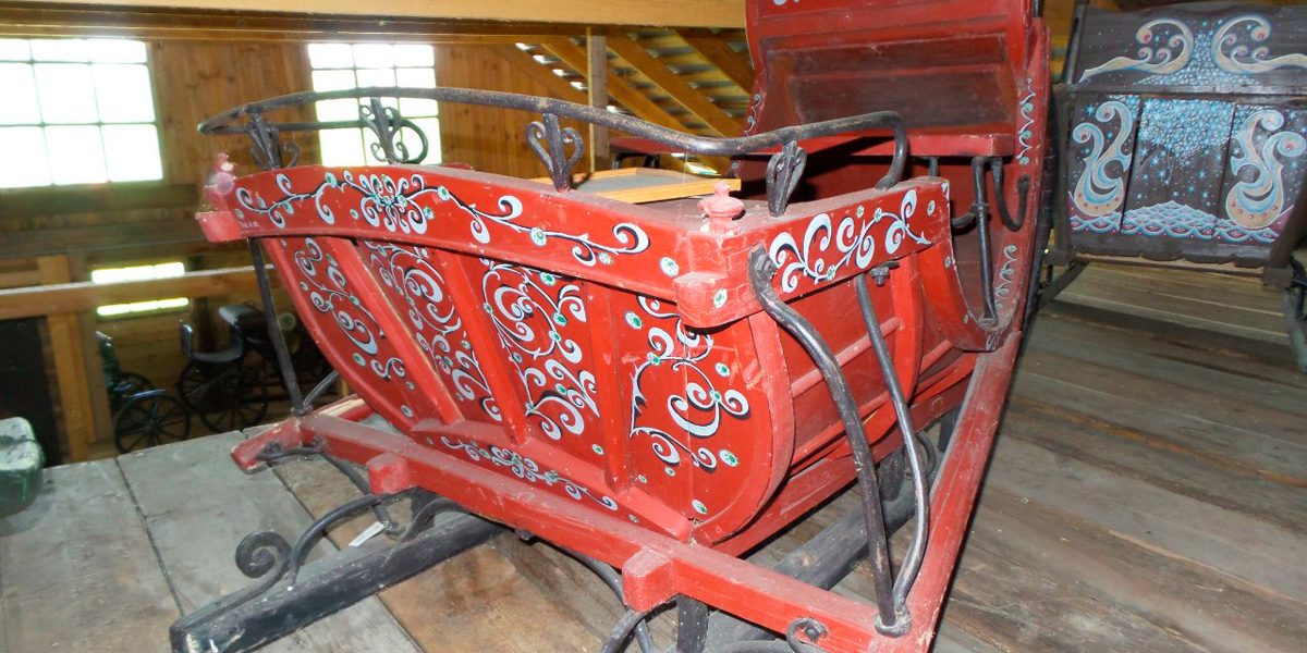 Сани красные с росписью для киносъемок
