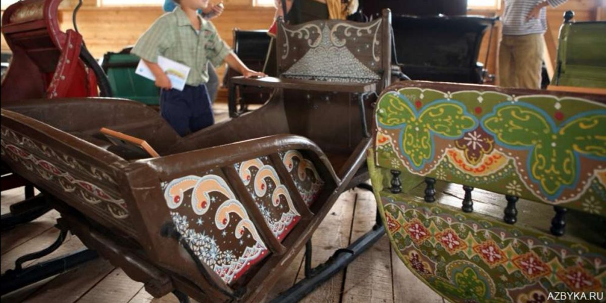Сани коричневые с росписью для киносъемок