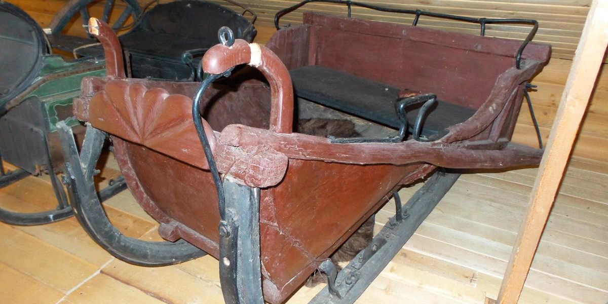 Сани коричневые завитые для киносъемок